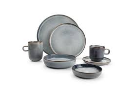 Les nuances de l'émail sont uniques et varient d'une pièces à l'autre. Assiette Plate Ronde Bleue Gres O 27 Cm Duna Chomette