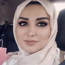 المغني سعد لمجرد يؤدي مناسك العمرة مع والدته بعد حفله مع إليسا