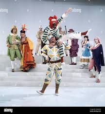 Erich Ludwig auf den Schultern von Hans Zander, links hinten Günther Maria  Halmer und Kathrin Ackermann in Die Späße des Scapin, 1977. Erich Ludwig  mounted