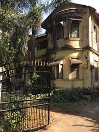Early 20th Century. India, Bombay (Mumbai). Surviving British era houses in Bandra. There was a time when Bandra consisted of nothing but bungalows, gardens and tree lined avenues, hence it's nickname 'Queen