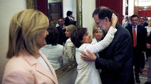 La moción de censura contra el presidente del gobierno, mariano rajoy, registrada hoy por el psoe tras conocerse ayer la sentencia del caso gürtel una vez que se califique la moción de censura debe debatirse y, por tanto, no sería posible que rajoy disolviera las cortes y convocara elecciones. Un Ano Sin Rajoy El Pp Busca La Brujula