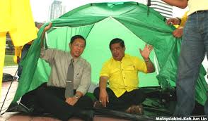 Sebelum ini, tular di media sosial, gambar mat sabu solat di sebuah masjid di tehran dan berimamkan ulama syiah. Malaysiakini Merakam Sejarah Abang Mat Sabu