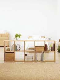 低くしまう 間仕切りにする stacking shelf compact life 無印良品 スタッキングシェルフの魅力は拡張性の高さ 組み合わせによって収納空間の可能性は一気に広がります 設置場所や使用目的に合わせたかたちをご紹介します 間仕切りにする 背板が 無印良品