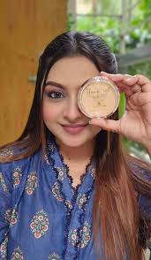 ❣️🔥Miss & Mrs Face Powder✨/ Compact Powder❣️🔥 🔵 Miss & Mrs Original  Waterproof Compact Powder 🔵 Silky Smooth Applications Leaves Your Face  LookingHealthy And Rediant All Day 🔸 Create A Flawless Finish