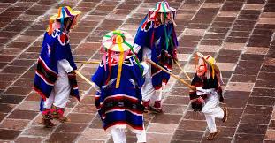 Se usa un sombrero de ala ancha que en sus extremos lleva listones de varias tonalidades; Danza De Los Viejitos De Michoacan Mascaras Zapateado Y Mucha Alegria Tours In Puerto Morelos