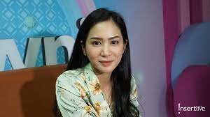 Menurut ibu dua anak tersebut, justru perbuatan baik lah yang akan menentukan surga atau neraka. Balas Nyinyiran Nikahi Pria Kaya Bunga Zainal Kena Sindir Pindah Agama