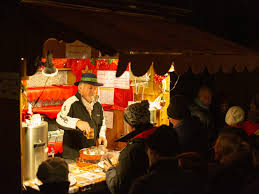 At the foot of the ramparts in the shadow of the ruins of its castle, the medieval city of kaysersberg invites you to take a charming stroll among the 30 stalls of its craft market right in the heart of a picturesque and authentic 17th century setting. Preludes Et Marche De Noel Kaysersberg Vignoble 68240 Tout L Agenda De Noel F41 Fr Noel A Kaysersberg