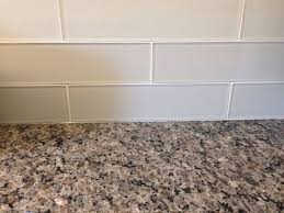 Backsplash For New Caledonia Granite Google Search Kitchen Glass Tile Backsplash Kitchen White Glass Tile Glass Tile Backsplash