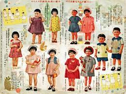1939 昭和14 年に発行された雑誌 主婦之友六月號附録 夏の流行婦人子供服の作方 内の記事より 二三歳から六七歳までの可愛い男女兒流行スタイル です 当時このような服は買ってくる物ではなく自分で作る物だったようです 中々モダンなデザインです 子供服