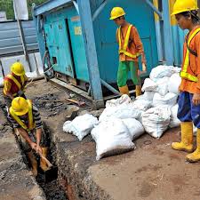Warna topi proyek adalah sebuah keunikan yang mencolok dari sebuah kegiatan konstruksi. Beda Warna Beda Arti Ini Makna Helm Pekerja Proyek