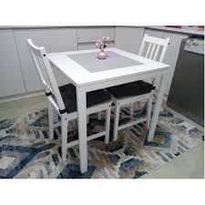 طاولة لون أبيض كرسيين خشب