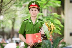 Bố của chú rể không thể có mặt trong ngày vui của con trai vì bị đau chân. Chang Trai Cáº£nh Sat Ä'áº¹p NhÆ° Soai Ca Ráº¡ng Rá»¡ Trong Ngay Tá»'t Nghiá»‡p
