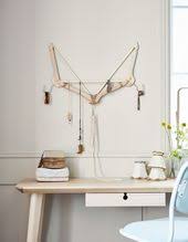 Du Hast Schmuckstucke Die Sich Immer Wieder Miteinander Verknoten Dann Verbessere Ihre Aufbewahrung Mit Kleiderbuge Kleiderbugel Ideen Mobel Zum Selbermachen