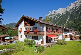Die mittenwalder fußgängerzone mit geschäften, restaurants und cafes erreichen sie bequem zu fuß. Herzlich Willkommen Bei Ferienwohnungen Gastehaus Franz Brandtner In Mittenwald Oberbayern 5 Ferienwohnungen Fur 1 4 Personen Erwarten Sie Geprufter Bergwanderfuhrer Und Staatlich Geprufter Skilanglauflehrer