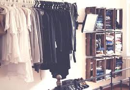 Bei uns finden sie kleiderschränke aus massivem holz zu günstigen preisen top qualität trusted shops geprüft schneller versand der ware kostenlose rückgabe binnen 30 tagen ihnen stehen verschiedene zahlungsarten zur auswahl über 50.000 zufriedene kunden. Kleiderschrank Aus Weinkisten Von Aldichips Mit Senf Kleiderschrank Ikea Kleiderschrank Kleiderschrank Platzsparend