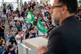 Más de 600 personas hoy en Cádiz en la ola andalucista. Los lugares donde  se deciden hacer los actos dicen mucho de uno. Hay quien los hace en  lugares de moqueta y