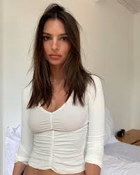 Emily Ratajkowski Is An Actress Model And An Ambassador For Luxury Haircare Brand Kerastase So She Cares F Emily Ratajkowski Style Emily Ratajkowski Fashion