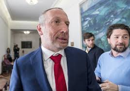 Za svou genetickou poruchu jistě nemůže. Klaus Mladsi Hleda Nazev Strany Lide Mu Radi Kkk Nebo Sssr Tn Cz