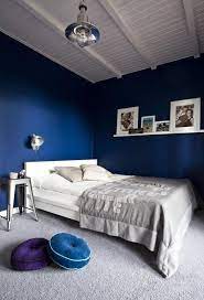 Wandfarbe Schlafzimmer Kobaltblau Weisses Bett Grauer Teppichboden Bett Grauer Kobaltblau Schlafzimmer Teppichboden W White Bedding Grey Bedding Bedroom