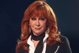 Reba McEntire Performs Without Her Signature Bright Red Hair: PIC