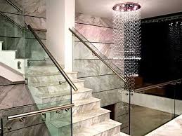 NÊN CHỌN VẬT LIỆU THIẾT KẾ CẦU THANG GỖ HAY KÍNH