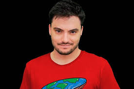 Felipe Neto explica emoji de grávida e anuncia chegada de bebê na família