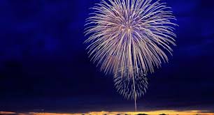 Tensions ce soir à #argenteuil. Et On Ne Coupe Pas Non Plus Le Pied D Un Feu D Artifice Droit Et Photographie