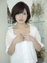外ハネショート 丸顔 20代 におすすめ大人かわいいモテ 愛され ナチュラル 大人カジュアル小顔外ハネ 斜め前髪 流し前髪 アッシュグレージュ ヘアサロン予約 ozmallビューティ 丸顔 ショート ヘアサロン 斜め前髪