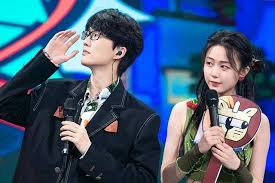 澳門頭條--跨年晚會眾多名場麵：許嵩考慮結婚，宋茜王鶴棣玩“接吻”…