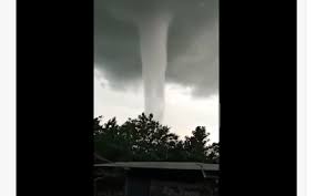 Fenomena angin puting beliung yang berada di atas permukaan air atau waterspout terjadi di waduk gajah mungkur, wonogiri, jawa tengah, pada rabu sore, 20 januari 2021. Uqz6ckxysomu9m