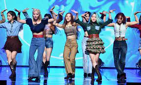 South korea's hanteo chart released the rankings of the 30 best . Loona Everglow Nct Dream Itzy And Ab6ix This Week S 10 Bestselling Albums In Korea