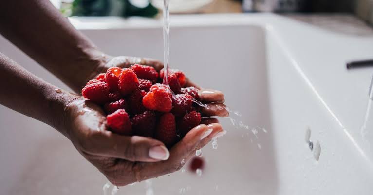 How to Clean Raspberries: A Quick and Easy Guide