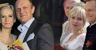 Opublikowała zdjęcie w białej sukni. Wysmiali Slub Pazury Kozaczek