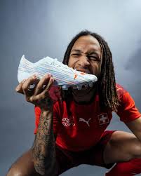 Facebook official fan page of kevin mbabu, swiss youth international playing at vfl wolfsburg and the. Kevin Mbabu Facebook