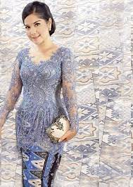 Sedangkan bagian kerah menggunakan model shanghai kerah berdiri. 100 Foto Model Kebaya Modern Kerah V Paling Keren