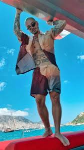 Bad bunny weighs 163 lbs (74 kg). How Tall Is Bad Bunny Feet Amazon Amanda Is 6 Foot 3 Inches Tall And Gets Paid By Bad Bunny Is 5 Feet 11 Inches Tall