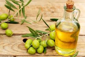 Halıya dökülen sıvı yağ nasıl çıkarılır diye sormuşsunuz ancak halıdaki kurumuş yağ lekesi nasıl çıkar diye mi soruyorsunuz yoksa, yağ lekesi yeni mi oluştu ve ayrıca bu yöntem sadece halıya dökülen sıvı yağ nasıl çıkarılır sorusuna değil, aynı zamanda halıya dökülen yemek yağı lekesi, salçalı yağ. Zeytinyagi Lekesi Nasil Cikar