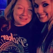 Is it allowed to drive with the right door open?