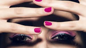 Este color es un básico que debes tener en tu lista. Asi Seran Las Manicuras En 2021 Y Los Colores De Esmaltes Tendencia Que Estilizan Tus Unas Cortas Y Largas Telva Com