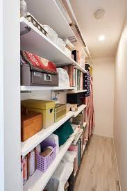 テレビ裏には縦長の収納スペースを作った 雑貨類やパントリーとしての役目もあり 壁一面の棚は収納量もたっぷり 専門家 が手掛けた テレビ裏には収納スペース 愛猫もうれしい 住み替えなしのリノベーション 20年来の我が家をグッと快適に の詳細ページ 新築戸建