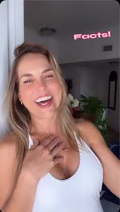 I take care of you #elonmusk #queenbenedetto #lorenabenedetto #comedian  #standupcomedian #reels #comediante #funnyreels #taylorswift  #americanfootball