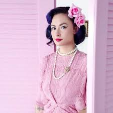 Namun bagi yang islam pula, dia menyarankan agar memakai baju lengan pendek juga tetapi bersama dengan memakai cardingan. Ini Bedanya Retro Style Dan Vintage Style Intiplah Gaya 4 Selebriti Ini Untuk Inspirasi Retro Style Mu 2020