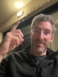 In Spagna è tornata la luce (o meglio, l'elettricità). Emergenza rientrata  quindi, almeno per il momento. Ancora ignote le cause del black out, le  autorità parlano di “un possibile evento atmosferico anomalo”,