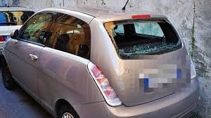 Il prezzo del noleggio auto a roma varia di molto a seconda del periodo dell'anno. Roma Armato Di Spada Vandalizza Decine Di Auto E Di Citofoni Nel Centro Storico Il Faro Online