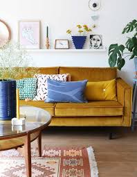 Regal Uber Der Couch Mit Kunstdrucken Abovecou Abovecouch Abovecou Couch Der Kunstdrucken Spring Living Room Yellow Living Room Blue Living Room