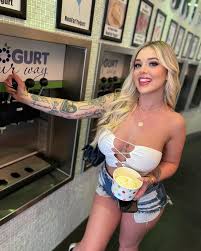 Wanna get some Froyo w me 😏🍦 PC: @mrlucky.life