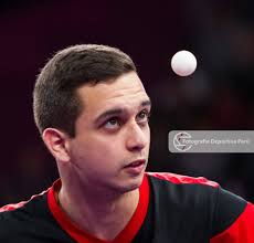 🔴 En el Rugby , cuando el balón sale del campo por la línea de banda o  “Touch”, el juego se reinicia mediante un saque de banda llamado “Line  Out”, donde los