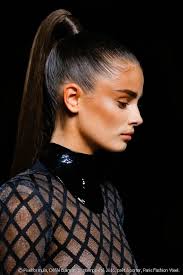 Une petite tresse plaquée sur un côté du front pour encore plus d'allure ! Realiser Une Queue De Cheval Haute Tuto Coiffure