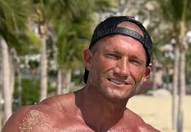 Andy Elliott's Instagram, Twitter & Facebook