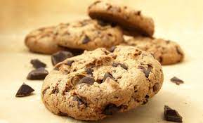 Per realizzare i biscotti al burro versate il burro freddo nella ciotola della planetaria munita di gancio a foglia 1, aggiungete i semi di un baccello di vaniglia 2, lo zucchero 3 e il sale 4. Biscotti Al Cioccolato Con Gocce Al Cioccolato Leitv